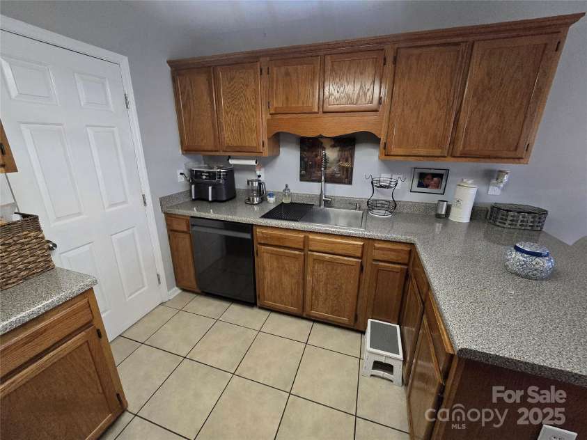 5202 Robin Lane, Randleman, NC 27317.  MLS# CAR4333825, YatesRealty ID 4069. 