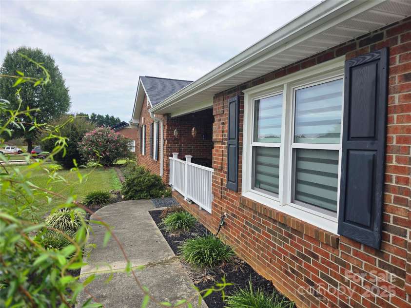 5202 Robin Lane, Randleman, NC 27317.  MLS# CAR4333825, YatesRealty ID 4069. 