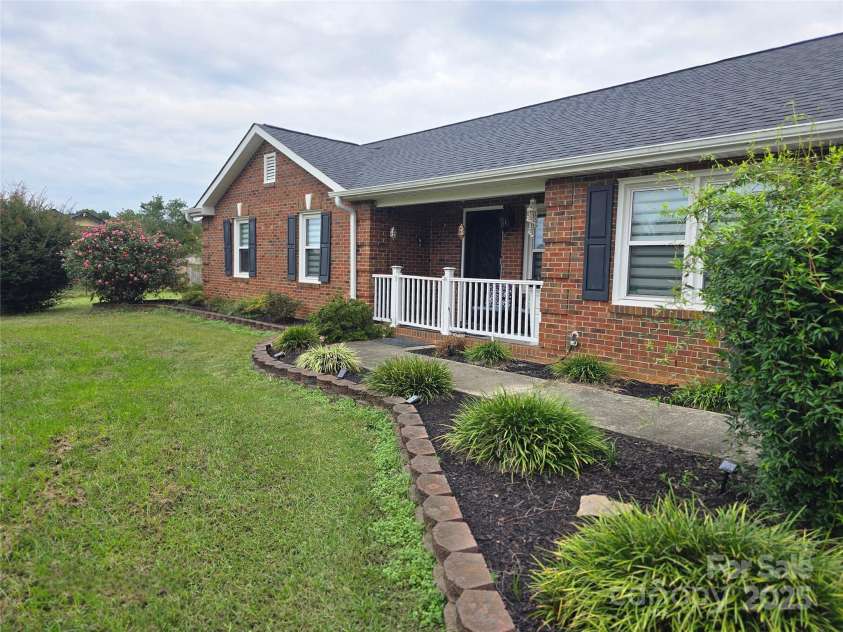 5202 Robin Lane, Randleman, NC 27317.  MLS# CAR4333825, YatesRealty ID 4069. 