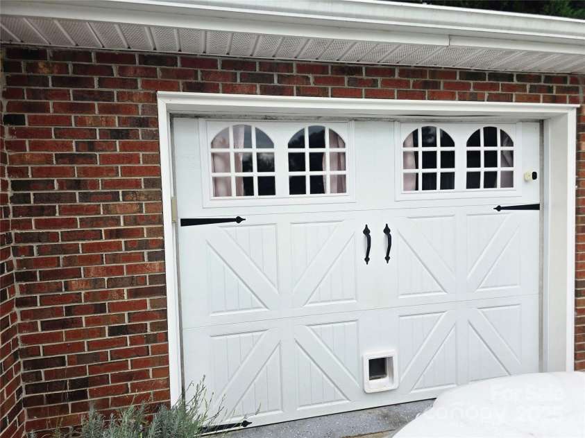 5202 Robin Lane, Randleman, NC 27317.  MLS# CAR4333825, YatesRealty ID 4069. 