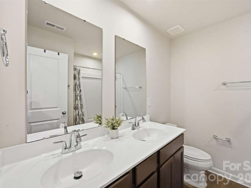 1705 Gutter Branch Drive, Charlotte, NC 28216.  MLS# CAR4404002, YatesRealty ID 40698. Second Floor Full Bath