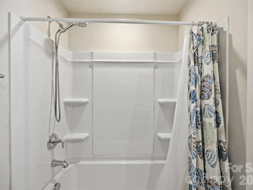 1705 Gutter Branch Drive, Charlotte, NC 28216.  MLS# CAR4404002, YatesRealty ID 40698. Second Floor Full Bath