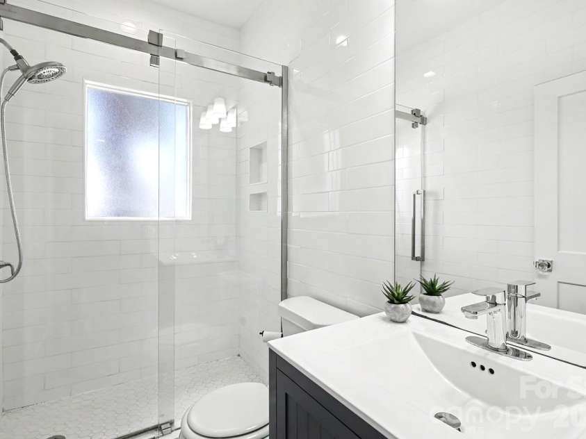 843 Ideal Way, Charlotte, NC 28203.  MLS# CAR4403367, YatesRealty ID 40702. Bathroom