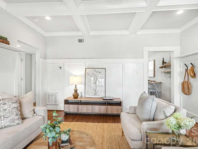 843 Ideal Way, Charlotte, NC 28203.  MLS# CAR4403367, YatesRealty ID 40702. Spacious living room