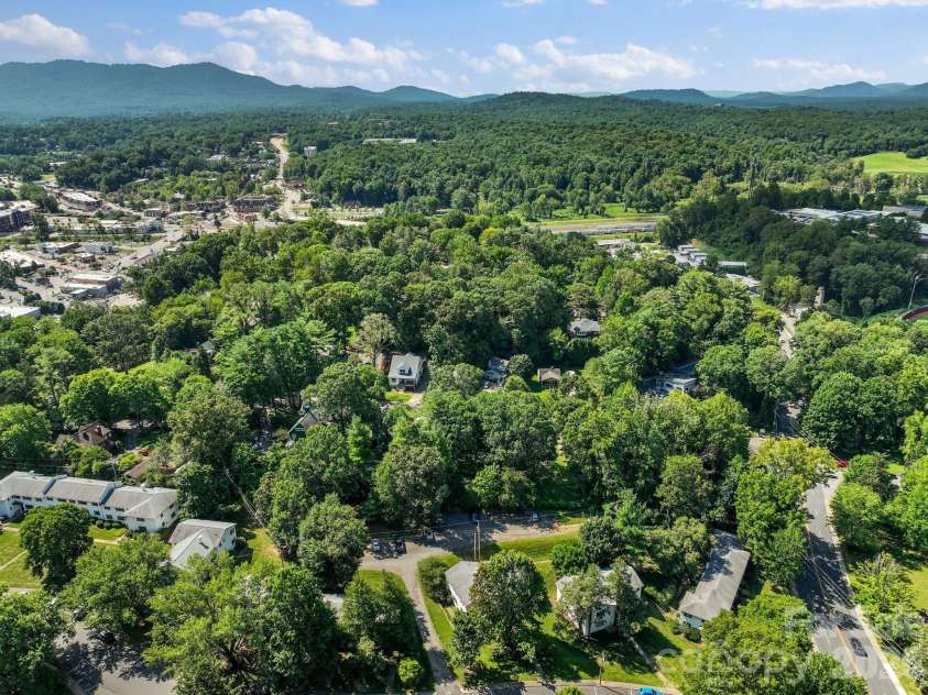35 Grindstaff Drive, Asheville, NC 28803.  MLS# CAR4400998, YatesRealty ID 40706. 