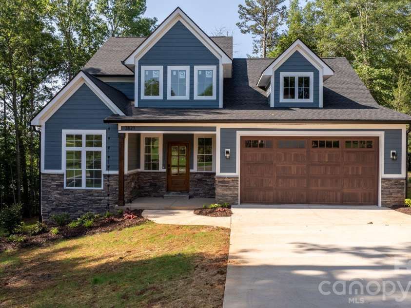 3821 54th Avenue, Hickory, NC 28601.  MLS# CAR4408002, YatesRealty ID 40709. 