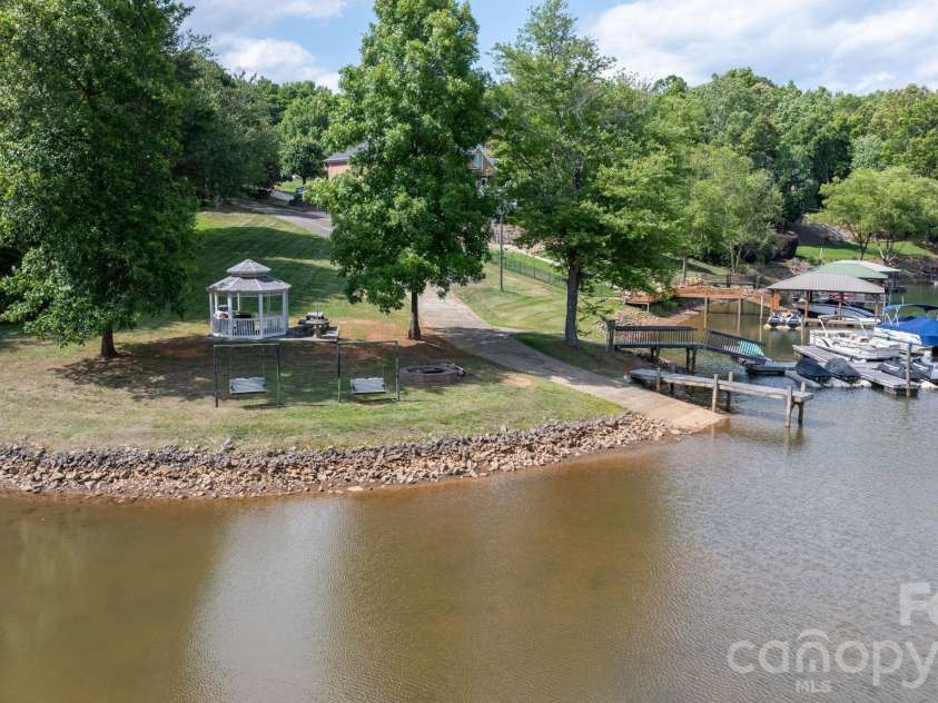 3821 54th Avenue, Hickory, NC 28601.  MLS# CAR4408002, YatesRealty ID 40709. 