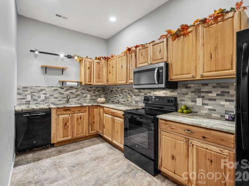 36 Ivy Cove Road, Fairview, NC 28730.  MLS# CAR4407514, YatesRealty ID 40716. 