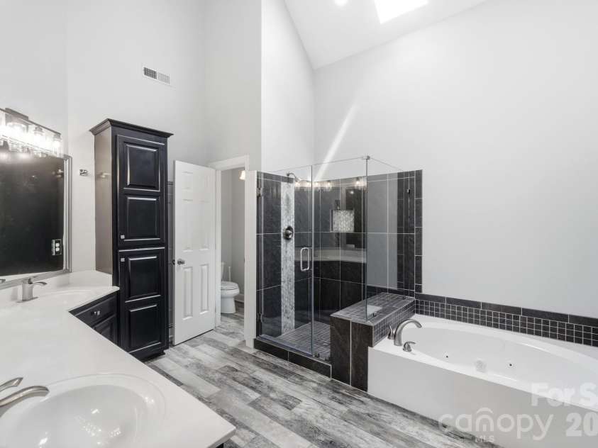10427 Hadleigh Place, Charlotte, NC 28210.  MLS# CAR4409371, YatesRealty ID 40721. 