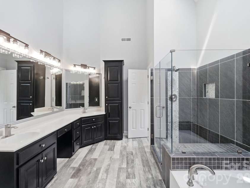 10427 Hadleigh Place, Charlotte, NC 28210.  MLS# CAR4409371, YatesRealty ID 40721. 
