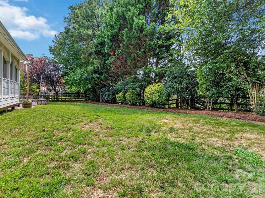 16511 Segars Lane, Huntersville, NC 28078.  MLS# CAR4409487, YatesRealty ID 40722. Ample space for recreation