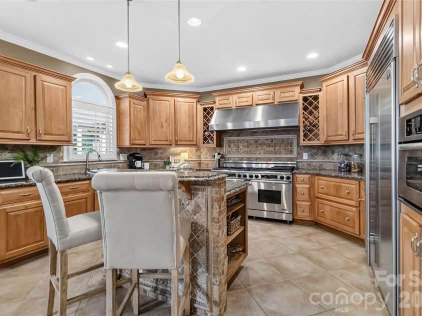 16511 Segars Lane, Huntersville, NC 28078.  MLS# CAR4409487, YatesRealty ID 40722. Functional island with additional seating