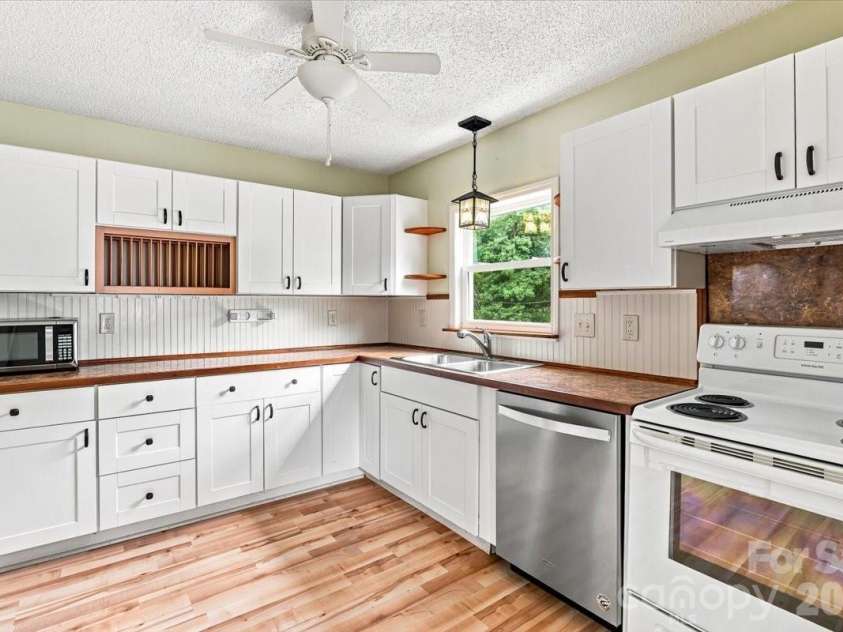 75 Nazarene Way, Waynesville, NC 28785.  MLS# CAR4409225, YatesRealty ID 40726. 