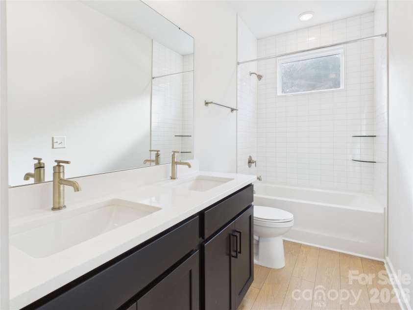 2649 Ravencroft Drive, Charlotte, NC 28208.  MLS# CAR4368827, YatesRealty ID 40729. Hall Bath