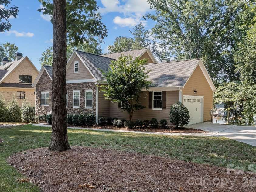 348 Catalina Drive, Mooresville, NC 28117.  MLS# CAR4370062, YatesRealty ID 40731. 