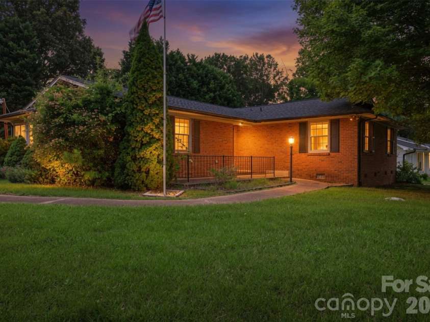2111 24th Street, Hickory, NC 28601.  MLS# CAR4409125, YatesRealty ID 40734. 