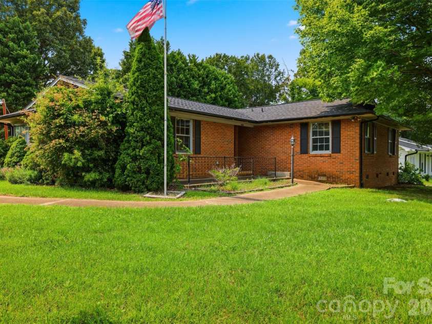 2111 24th Street, Hickory, NC 28601.  MLS# CAR4409125, YatesRealty ID 40734. 