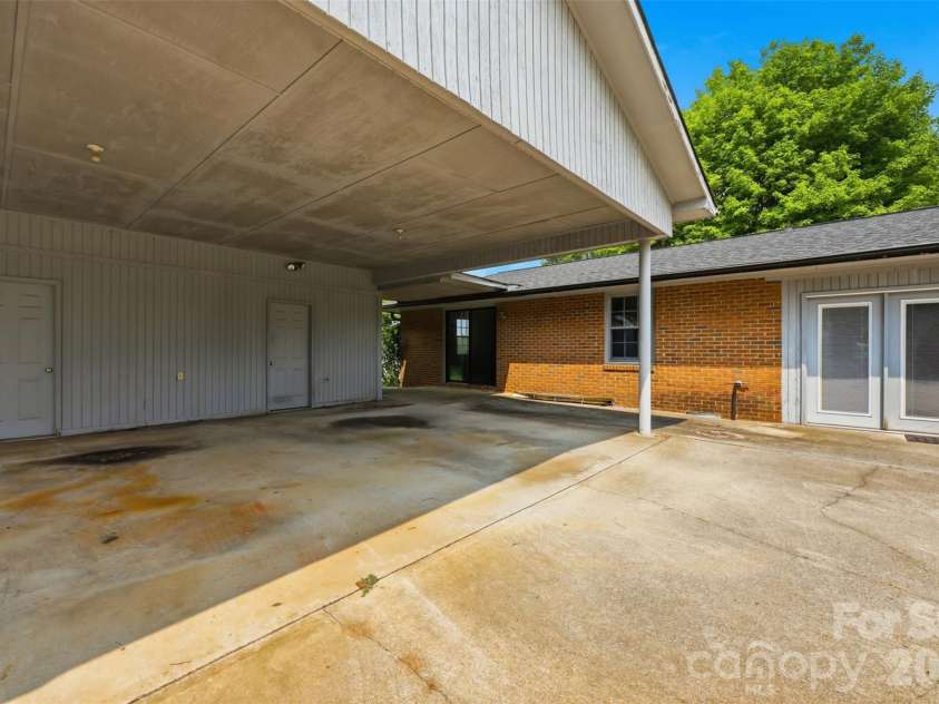 2111 24th Street, Hickory, NC 28601.  MLS# CAR4409125, YatesRealty ID 40734. 