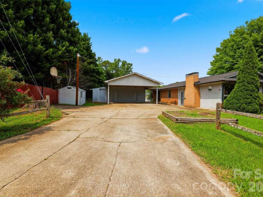 2111 24th Street, Hickory, NC 28601.  MLS# CAR4409125, YatesRealty ID 40734. 