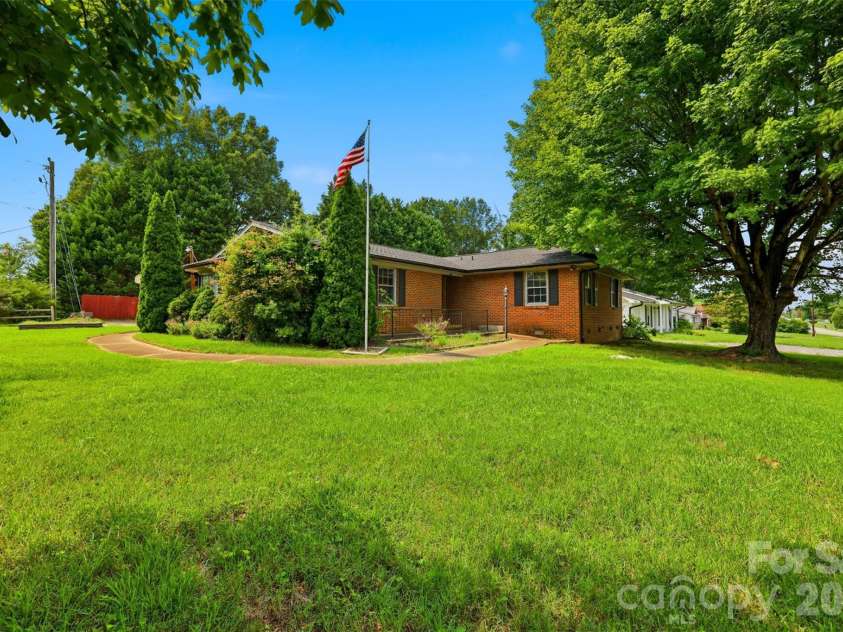 2111 24th Street, Hickory, NC 28601.  MLS# CAR4409125, YatesRealty ID 40734. 