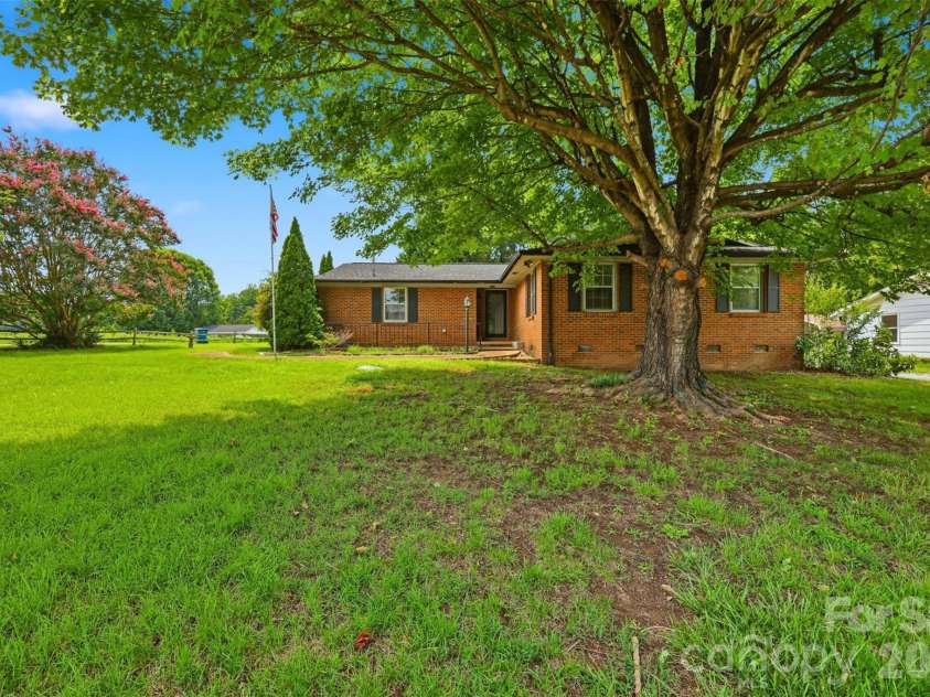 2111 24th Street, Hickory, NC 28601.  MLS# CAR4409125, YatesRealty ID 40734. 