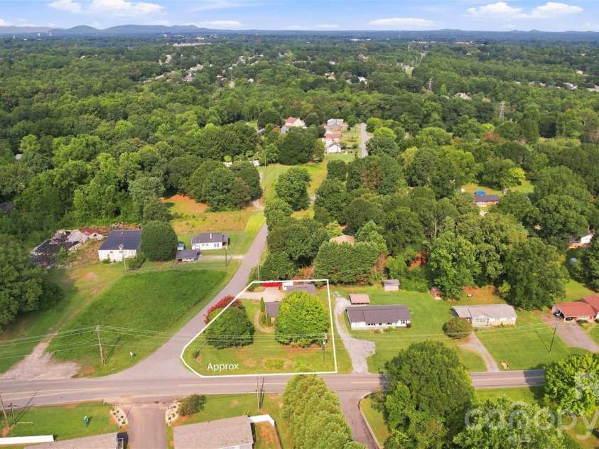 2111 24th Street, Hickory, NC 28601.  MLS# CAR4409125, YatesRealty ID 40734. 