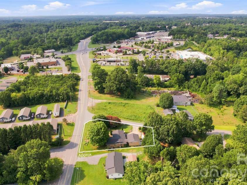 2111 24th Street, Hickory, NC 28601.  MLS# CAR4409125, YatesRealty ID 40734. 