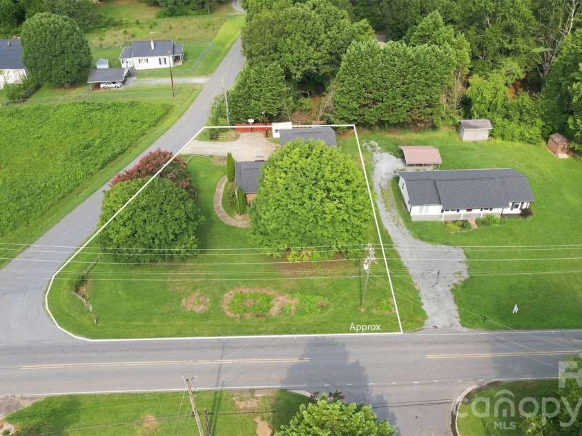 2111 24th Street, Hickory, NC 28601.  MLS# CAR4409125, YatesRealty ID 40734. 