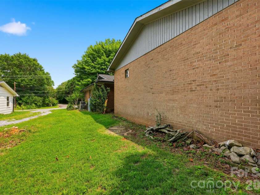 2111 24th Street, Hickory, NC 28601.  MLS# CAR4409125, YatesRealty ID 40734. 