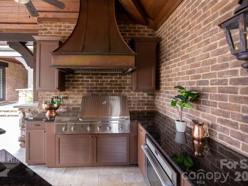 8626 Longview Club Drive, Waxhaw, NC 28173.  MLS# CAR4405901, YatesRealty ID 40735. Fully equipped kitchen!