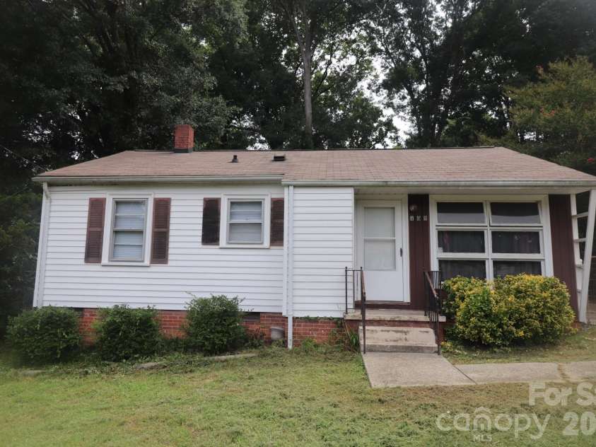 608 Westwood Circle, Gastonia, NC 28052.  MLS# CAR4409426, YatesRealty ID 40736. 608 Westwood Circle