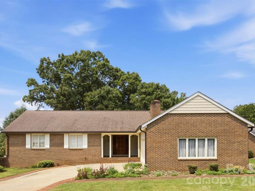 3721 9th Street Drive, Hickory, NC 28601.  MLS# CAR4404973, YatesRealty ID 40739. 