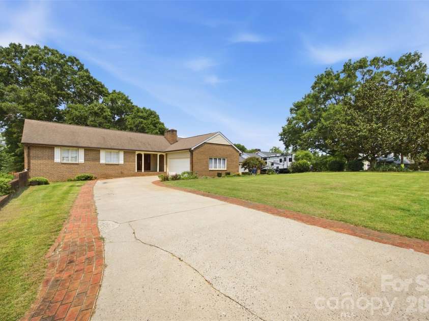 3721 9th Street Drive, Hickory, NC 28601.  MLS# CAR4404973, YatesRealty ID 40739. 