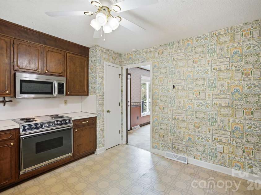 3721 9th Street Drive, Hickory, NC 28601.  MLS# CAR4404973, YatesRealty ID 40739. 