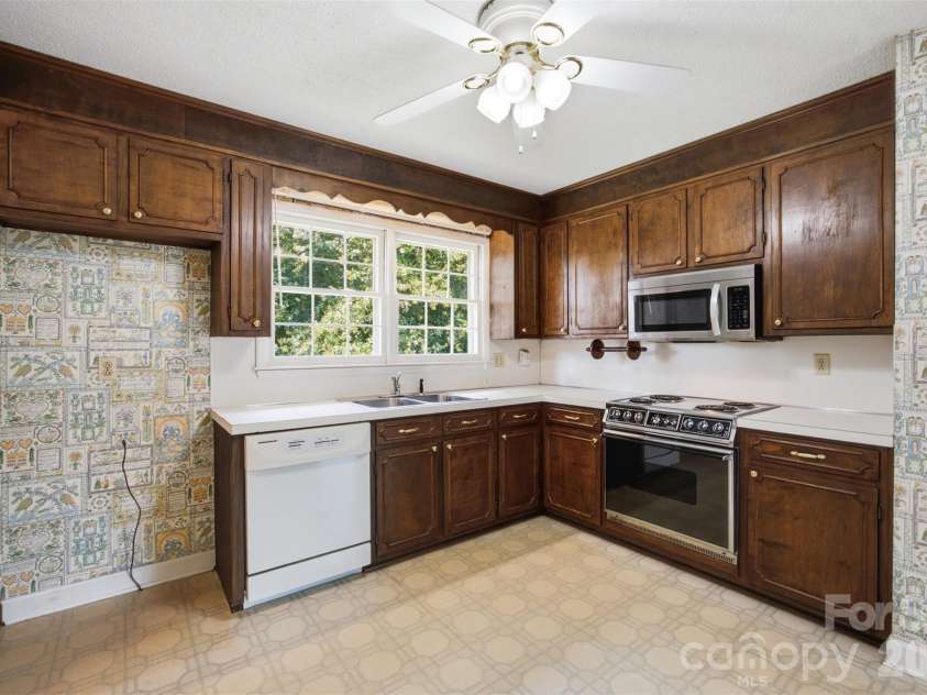 3721 9th Street Drive, Hickory, NC 28601.  MLS# CAR4404973, YatesRealty ID 40739. 