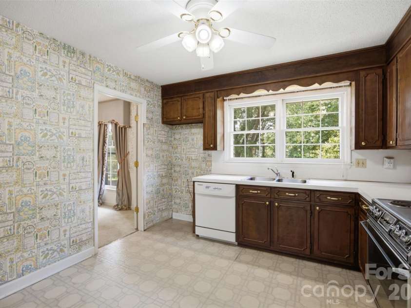 3721 9th Street Drive, Hickory, NC 28601.  MLS# CAR4404973, YatesRealty ID 40739. 