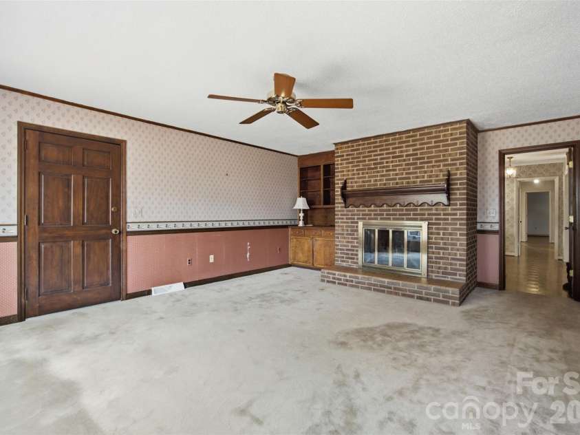 3721 9th Street Drive, Hickory, NC 28601.  MLS# CAR4404973, YatesRealty ID 40739. 