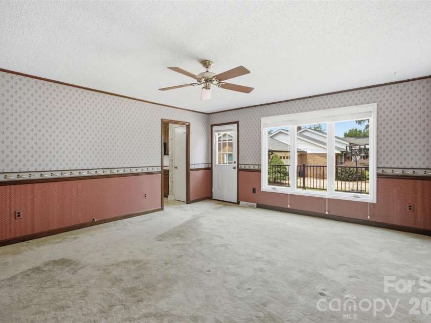 3721 9th Street Drive, Hickory, NC 28601.  MLS# CAR4404973, YatesRealty ID 40739. 