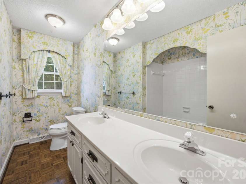 3721 9th Street Drive, Hickory, NC 28601.  MLS# CAR4404973, YatesRealty ID 40739. 