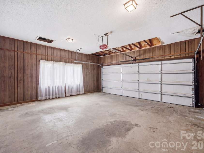 3721 9th Street Drive, Hickory, NC 28601.  MLS# CAR4404973, YatesRealty ID 40739. 
