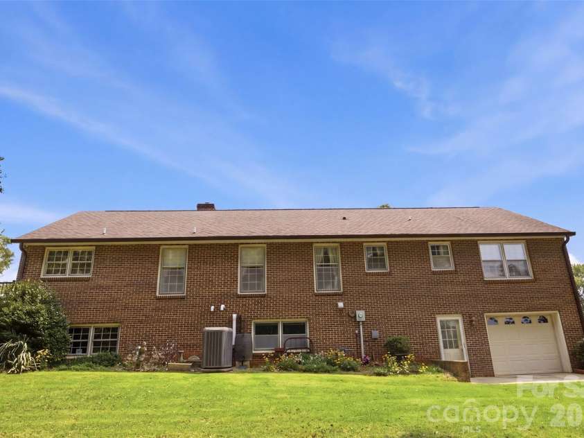 3721 9th Street Drive, Hickory, NC 28601.  MLS# CAR4404973, YatesRealty ID 40739. 
