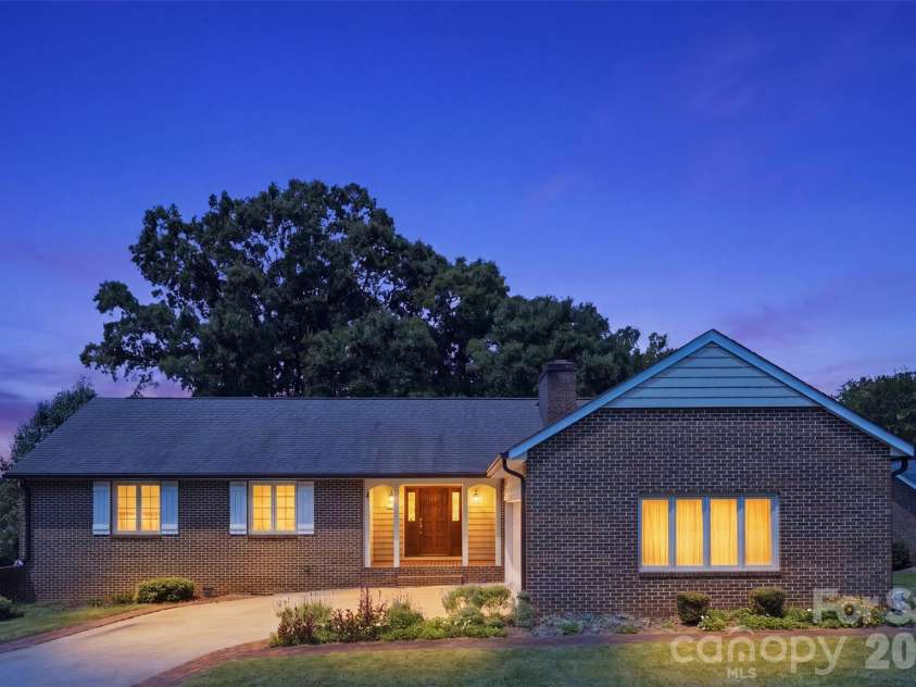 3721 9th Street Drive, Hickory, NC 28601.  MLS# CAR4404973, YatesRealty ID 40739. 