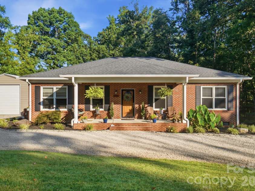 4739 Mountain Island Drive, Charlotte, NC 28214.  MLS# CAR4405083, YatesRealty ID 40744. 