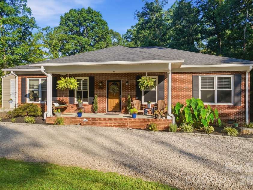 4739 Mountain Island Drive, Charlotte, NC 28214.  MLS# CAR4405083, YatesRealty ID 40744. 