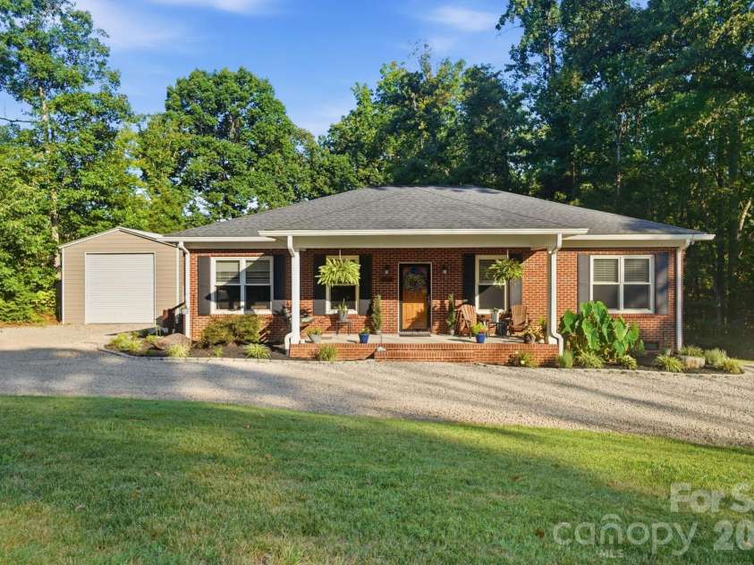 4739 Mountain Island Drive, Charlotte, NC 28214.  MLS# CAR4405083, YatesRealty ID 40744. 