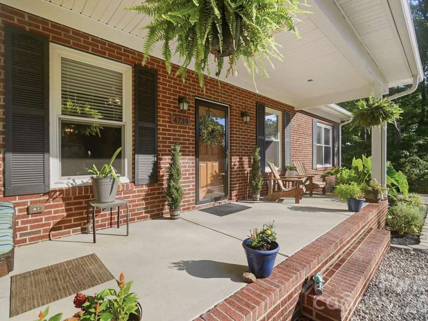 4739 Mountain Island Drive, Charlotte, NC 28214.  MLS# CAR4405083, YatesRealty ID 40744. 