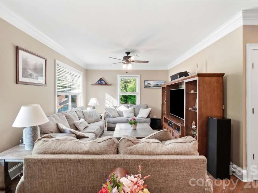 4739 Mountain Island Drive, Charlotte, NC 28214.  MLS# CAR4405083, YatesRealty ID 40744. 