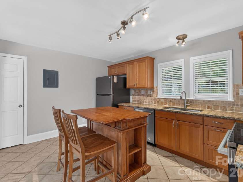 1323 Carolyn Drive, Charlotte, NC 28205.  MLS# CAR4410026, YatesRealty ID 40746. 