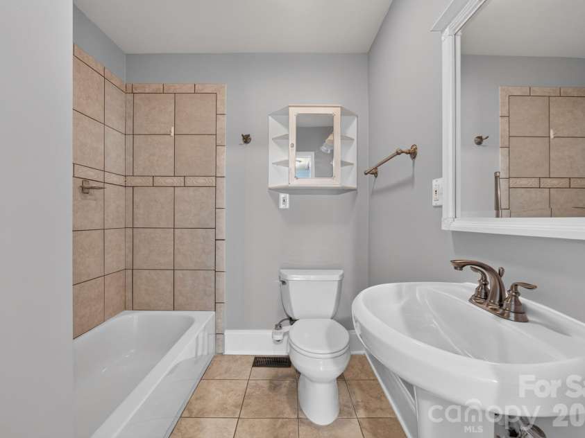 1323 Carolyn Drive, Charlotte, NC 28205.  MLS# CAR4410026, YatesRealty ID 40746. 