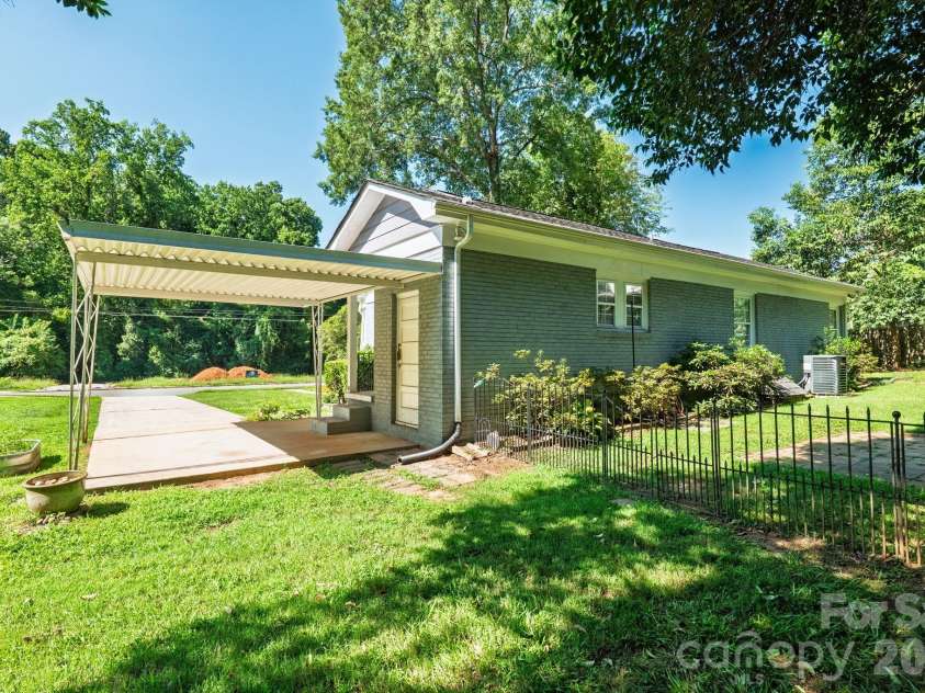1323 Carolyn Drive, Charlotte, NC 28205.  MLS# CAR4410026, YatesRealty ID 40746. 